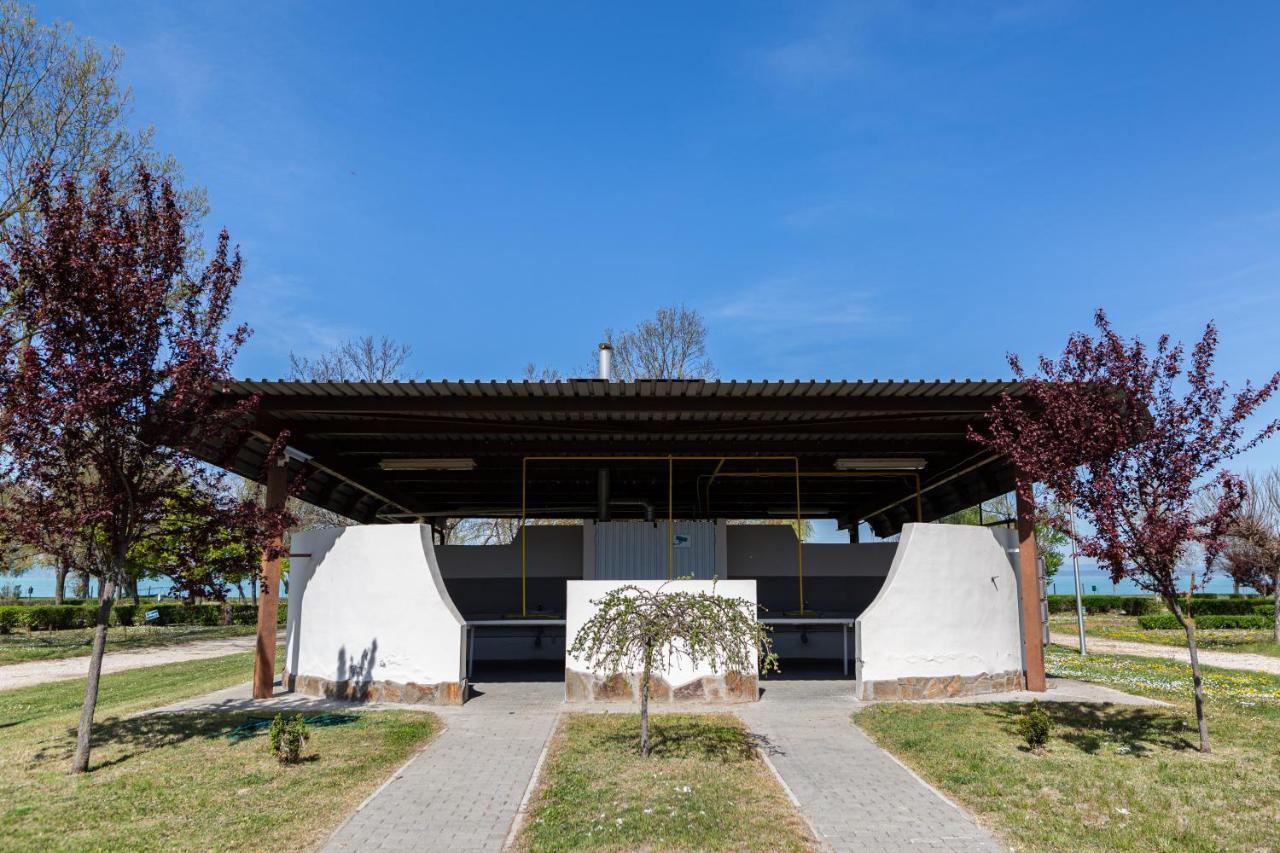 Aranypart Camping & Apartments Siofok Ngoại thất bức ảnh