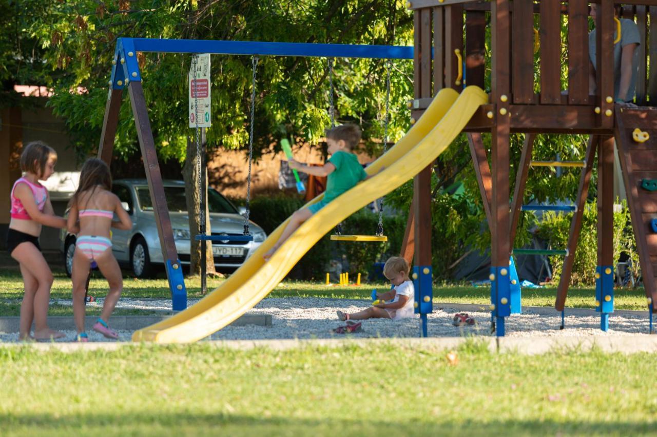 Aranypart Camping & Apartments Siofok Ngoại thất bức ảnh