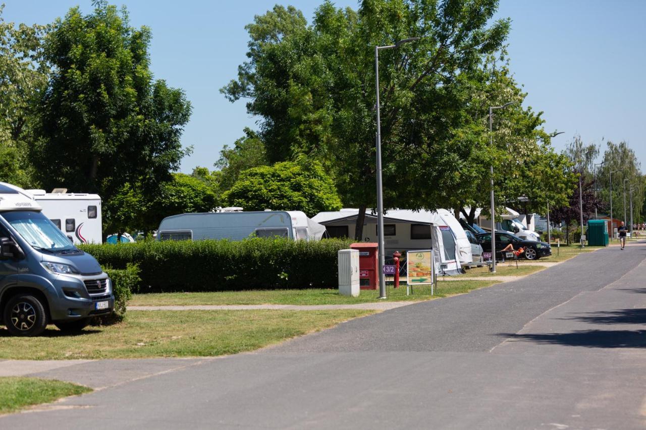 Aranypart Camping & Apartments Siofok Ngoại thất bức ảnh